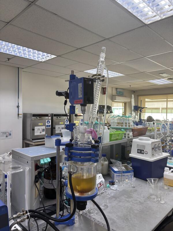Biodiesel laboratory reactor with overhead stirring and condenser